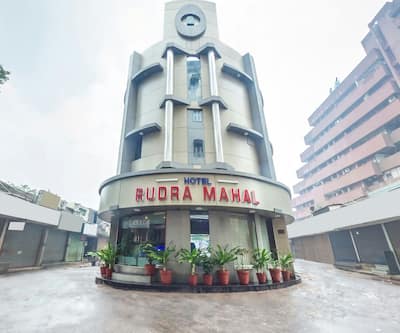 https://imgcld.yatra.com/ytimages/image/upload/t_hotel_yatra_city_desktop/v1481103881/Domestic Hotels/Hotels_Ahmedabad/Hotel Rudra Mahal/Facade_2.jpg